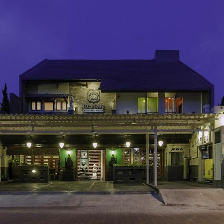 Dhanesvara Holistic Unique Homestay Wonotjolo Exterior photo